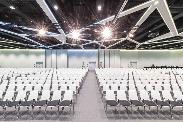 rijen met witte stoelen in een aula