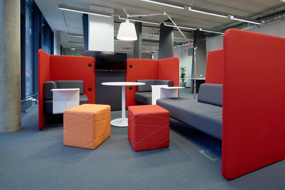 FH IMC | © raumpixel.at cube d'assise orange avec meubles rembourrés bleu-rouge | © raumpixel.at