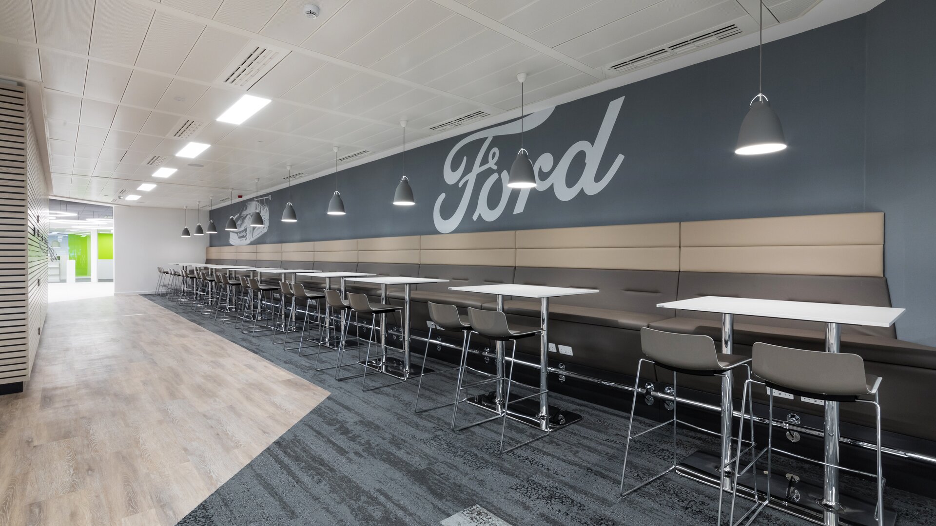 Ford Kantine | © Ford Motor Company Limited witte statafels met bruine barkrukken | © Ford Motor Company Limited
