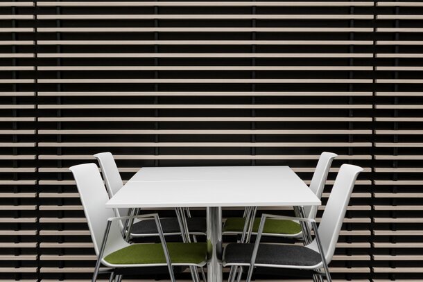 Ford Kantine | © Ford Motor Company Limited witte bistrotafel met bijpassende stoelen | © Ford Motor Company Limited