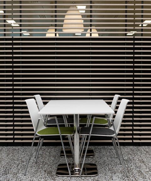Ford Kantine | © Ford Motor Company Limited witte bistrotafel met bijpassende stoelen | © Ford Motor Company Limited