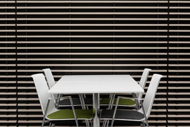 Einzelner weißer Tisch mit passenden Stühlen. | © Ford Motor Company Limited