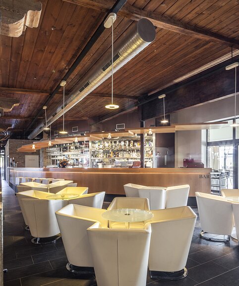Golfresort Mladá Boleslav Bar with white armchairs.