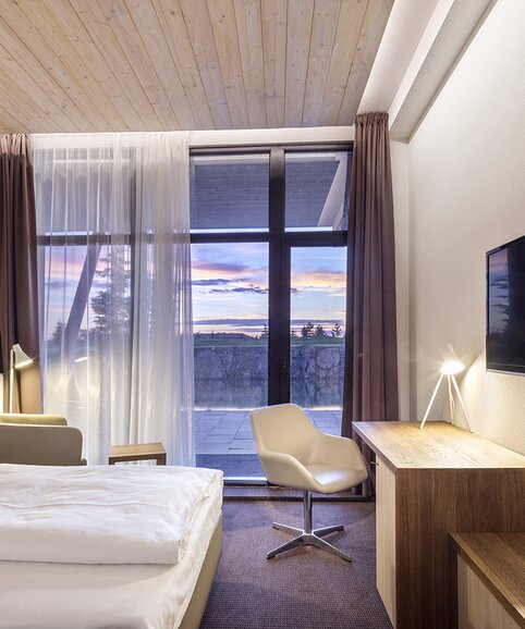 Golfresort Mladá Boleslav Chambre d'hôtel avec grande fenêtre et siège blanche
