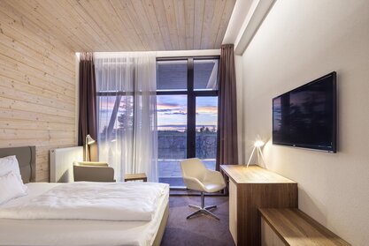 Golfresort Mladá Boleslav Chambre d'hôtel avec grande fenêtre et siège blanche