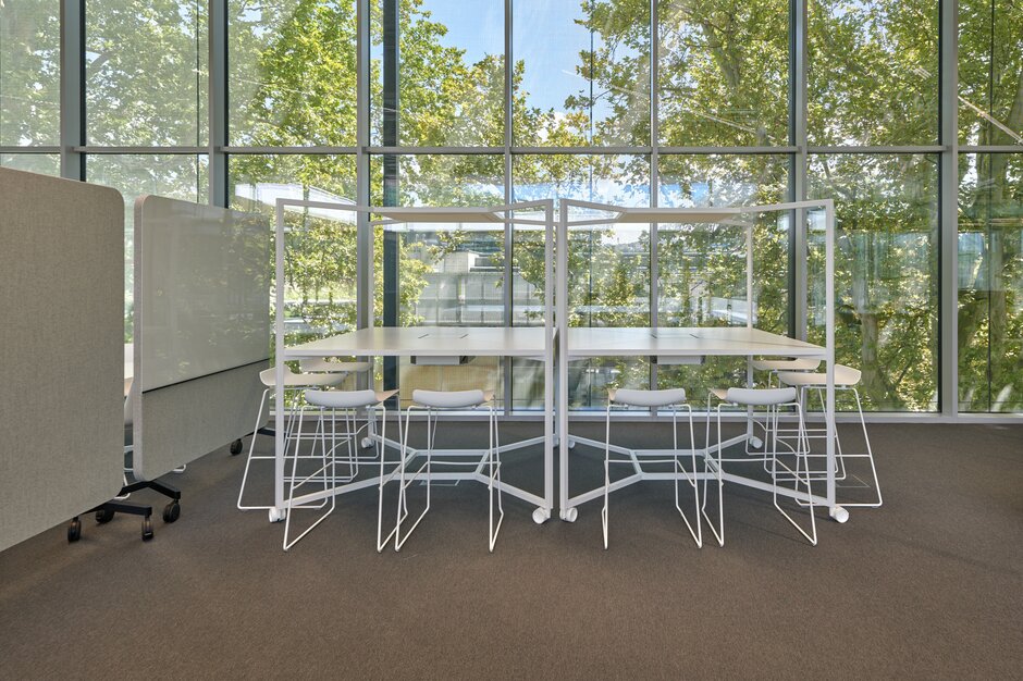 JKU Learning Center | © raumpixel.at White high tables with white barstools. | © raumpixel.at