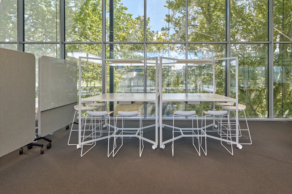 JKU Learning Center | © raumpixel.at White high tables with white barstools. | © raumpixel.at