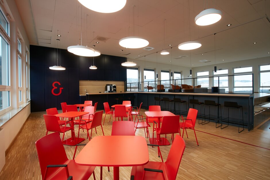 Cantine avec meubles rouges | © Peter Becker GmbH