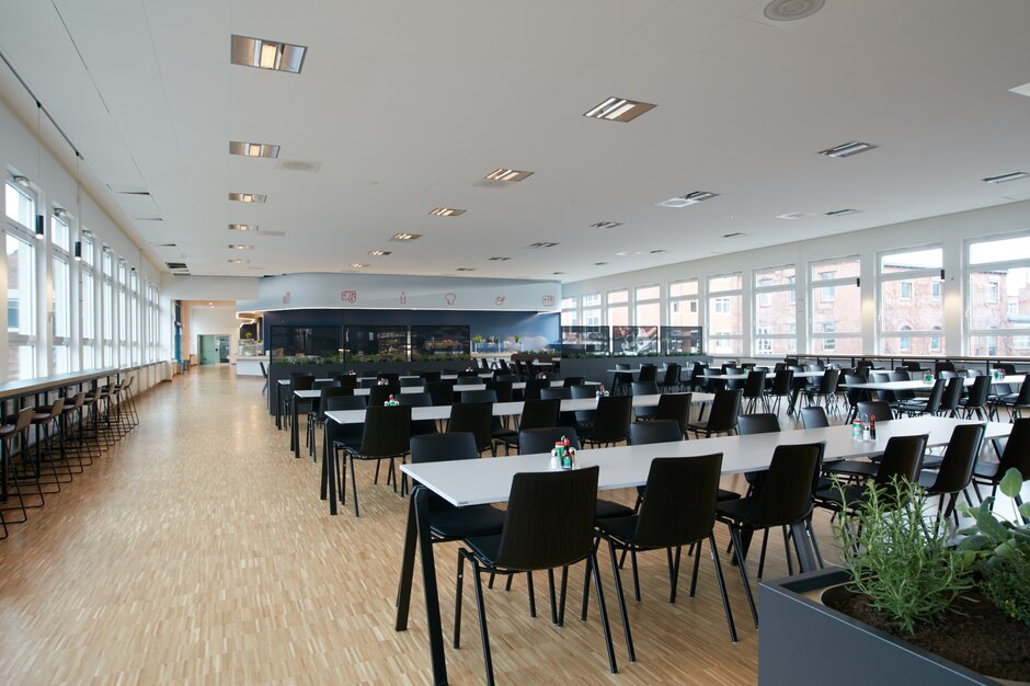 Canteen with white tables and black chairs. | © Peter Becker GmbH