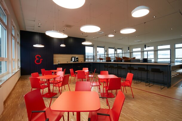 Bedrijfsrestaurant met rode bistromeubels | © Peter Becker GmbH