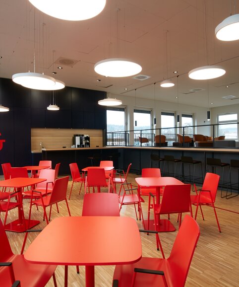 Café with red tables and red chairs. | © Peter Becker GmbH