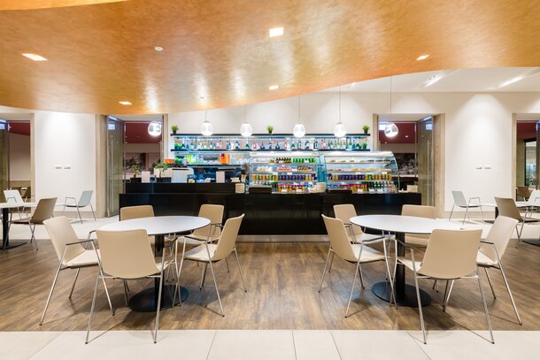 Vitrine in een bedrijfsrestaurant met bistromeubels op de voorgrond | © Gellért Áment