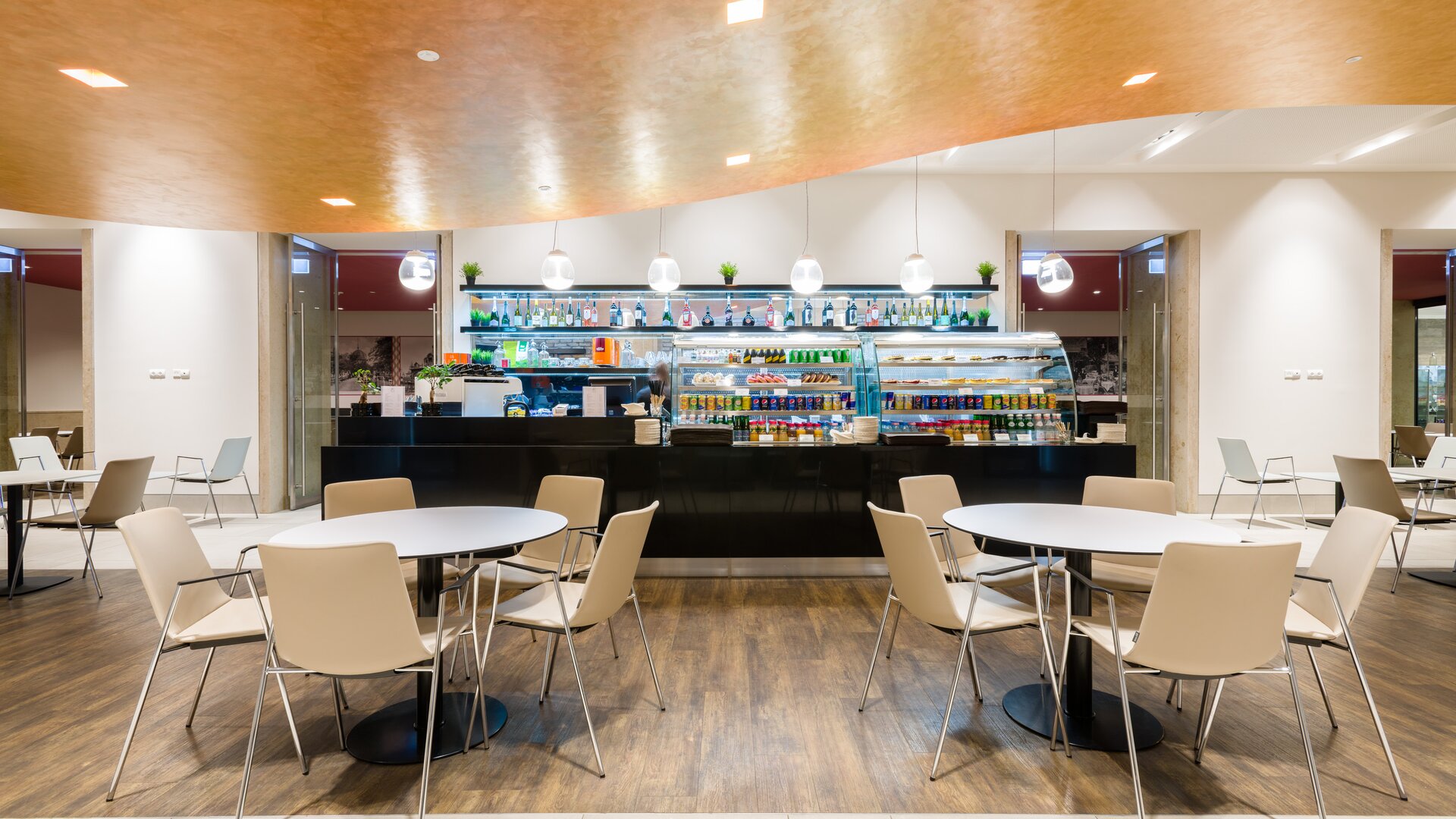 Musée des beaux arts | © Gellért Áment Vitrine dans un restaurant d’affaires avec des meubles bistro au premier plan | © Gellért Áment