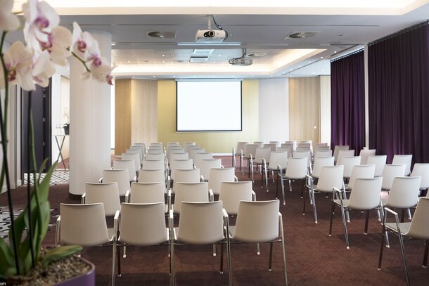 Radisson Blu Royal Hotel | © studio-bergoend.com Functionele ruimte met witte stoelen. | © studio-bergoend.com