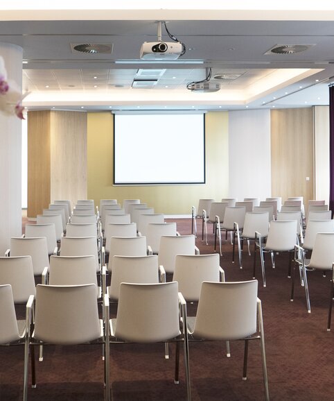 Radisson Blu Royal Hotel | © studio-bergoend.com Functionele ruimte met witte stoelen. | © studio-bergoend.com