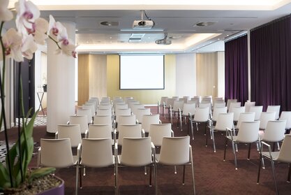 Radisson Blu Royal Hotel | © studio-bergoend.com Functionele ruimte met witte stoelen. | © studio-bergoend.com