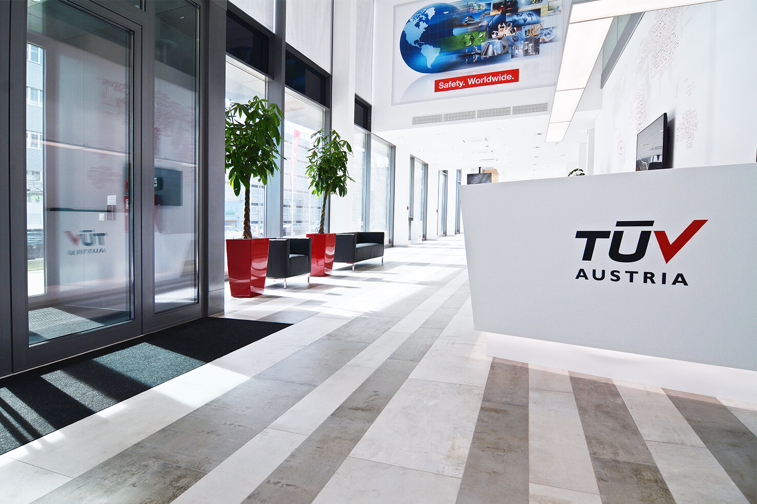 TÜV Austria Zone de réception claire avec des éléments rouges.