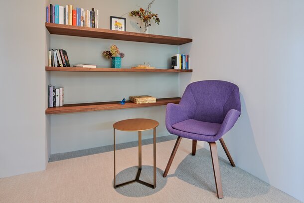bluebird.space Silentroom | © raumpixel.at stoel met tafel in een stilteruimte | © raumpixel.at