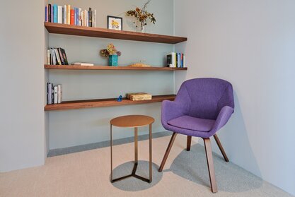 bluebird.space Silentroom | © raumpixel.at stoel met tafel in een stilteruimte | © raumpixel.at