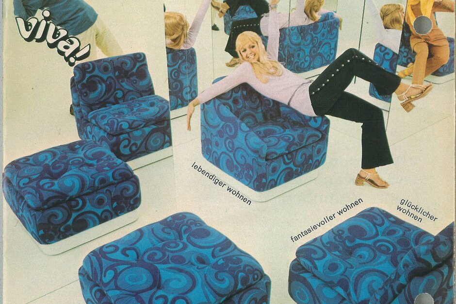 Personnes joyeuses sur des meubles rembourrés à motifs bleus avec la mention viva. 
