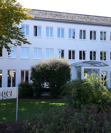 Weißes Wiesner-Hager Firmengebäude von außen.