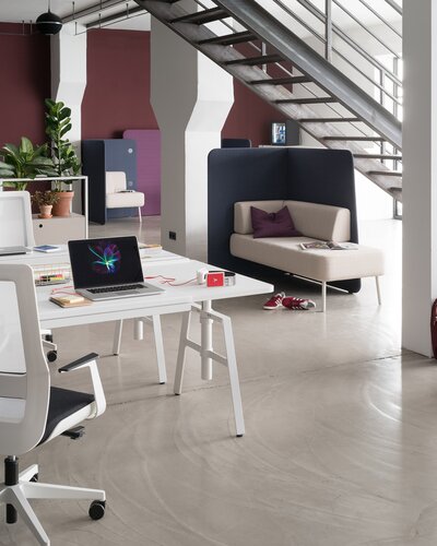 Einzelarbeitplatz in modernem Büro