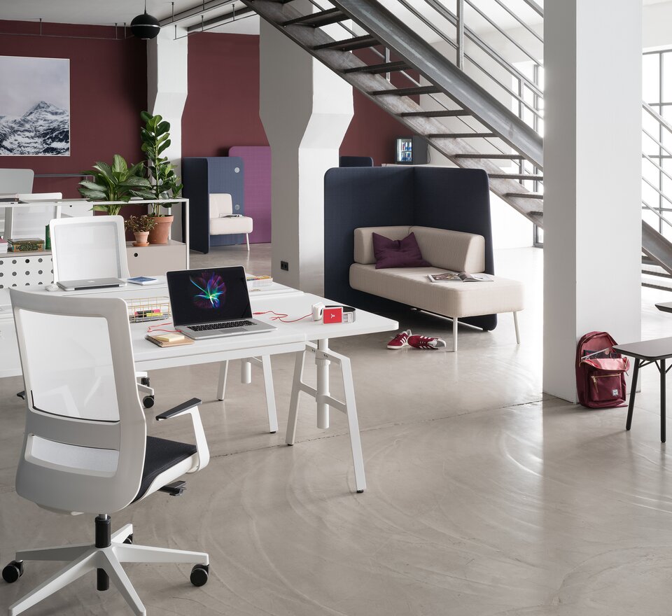 Einzelarbeitplatz in modernem Büro