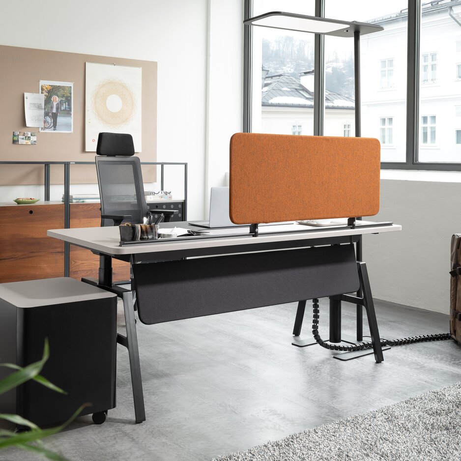 Table de bureau grise avec piètement A réglable en hauteur électrique et cloisons de séparation