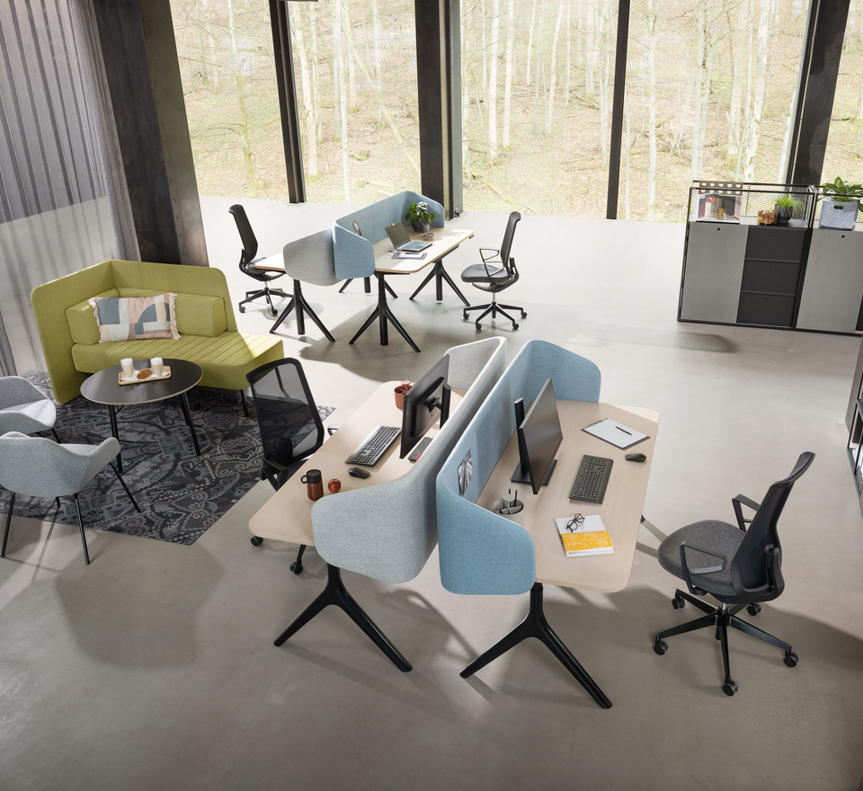 Two doubleworkstation in an beautiful open office 