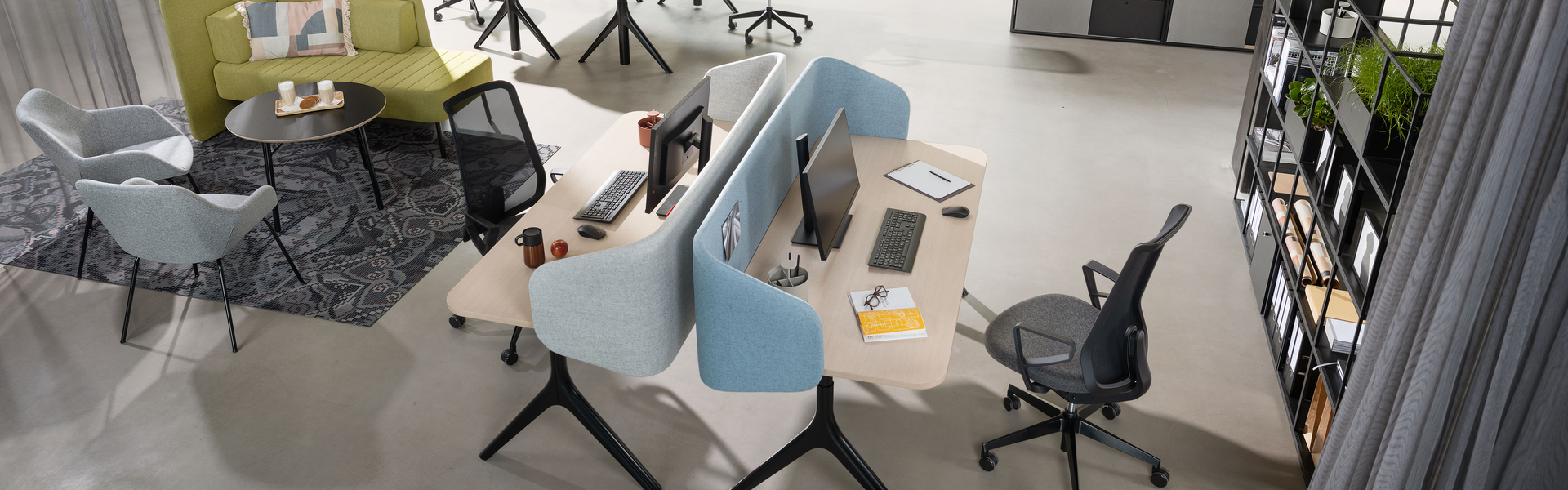 Two doubleworkstation in an beautiful open office 