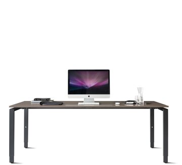 bureau avec plateau en bois foncé et pieds noirs