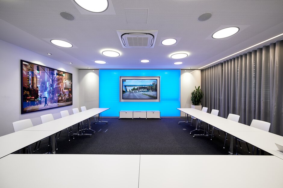 AMAG | © raumpixel Conference room with a white meetin table and white chairs. | © raumpixel