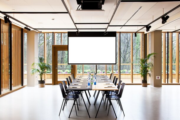 Conference room with black tables and black chairs. | © Arima Hotel in Donostia-San Sebastián (Spain)