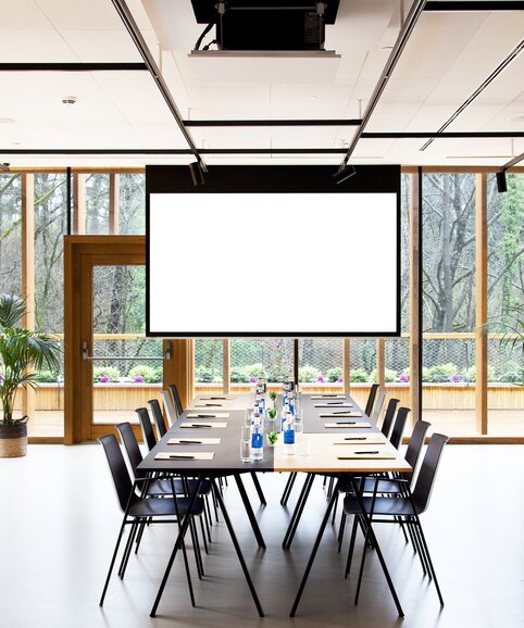 Conference room with black tables and black chairs. | © Arima Hotel in Donostia-San Sebastián (Spain)