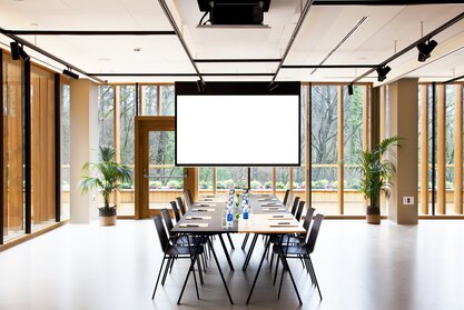 Salle de conférence inondée de lumière avec table de conférence et chaises.  | © Arima Hotel in Donostia-San Sebastián (Spain)