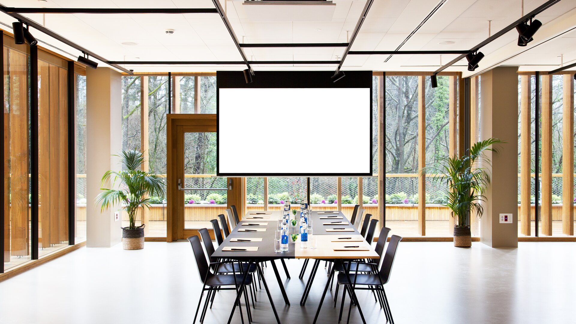 Conference room with black tables and black chairs. | © Arima Hotel in Donostia-San Sebastián (Spain)
