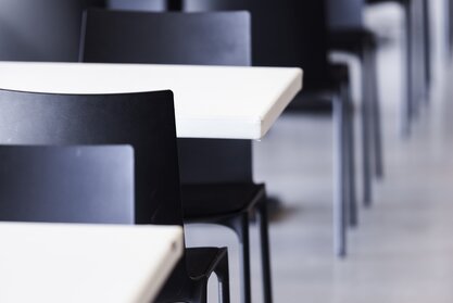 Golfresort Mladá Boleslav Vue détaillée de rangées de tables blanches et chaises noires