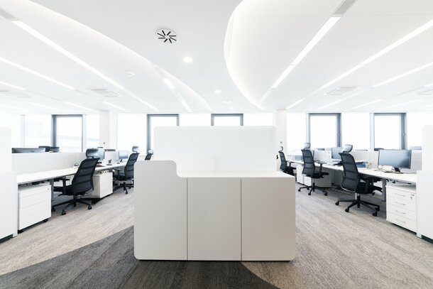 Notino | © Jiří Hloušek Licht kantoor met zwarte bureaustoelen | © Jiří Hloušek