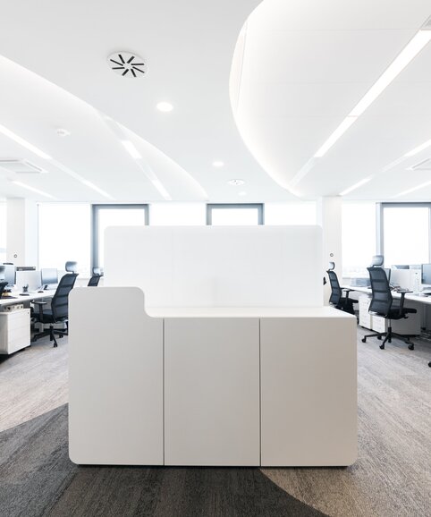 Notino | © Jiří Hloušek Bureau clair avec chaises noires pivotantes. | © Jiří Hloušek