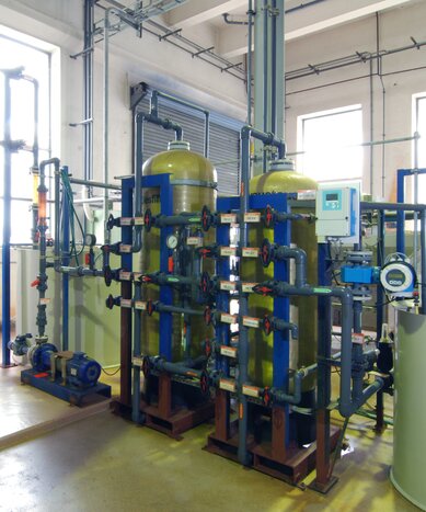 Anlage zur Wasseraufbereitung in einer Produktionshalle. 