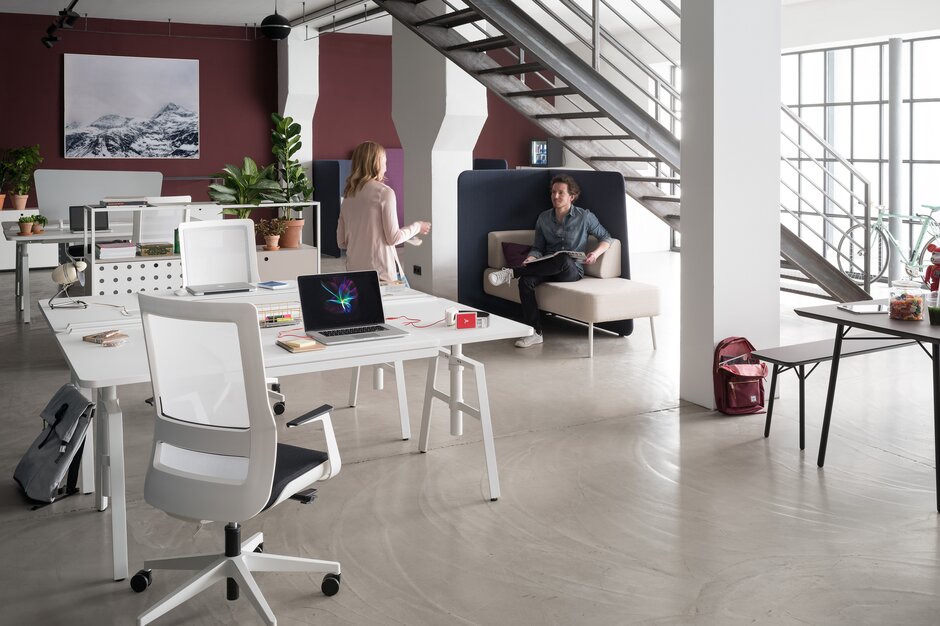 modern kantoor met 2 bureaus en loungewerkplekken