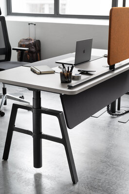 Table de travail avec voile de fond et cloisons protectrices