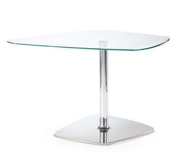 een lage tafel met asymmetrisch glazen blad en verchroomde kolompoot