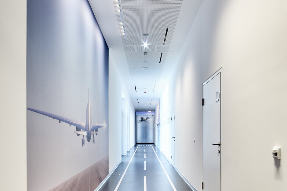 AMAG | © raumpixel Corrodor that looks like a runway. | © raumpixel