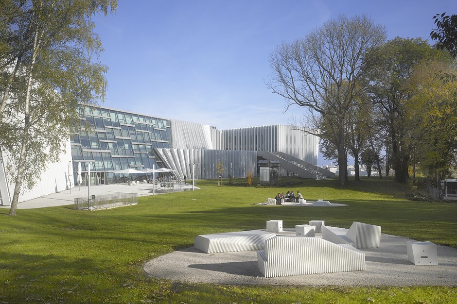 Exterior view of the Anton Bruckner University.  | © Roland Halb Fotografie