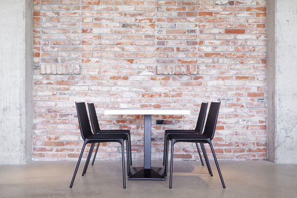 Golfresort Mladá Boleslav Vue latérale d'une table avec plateau blanc et chaises noires