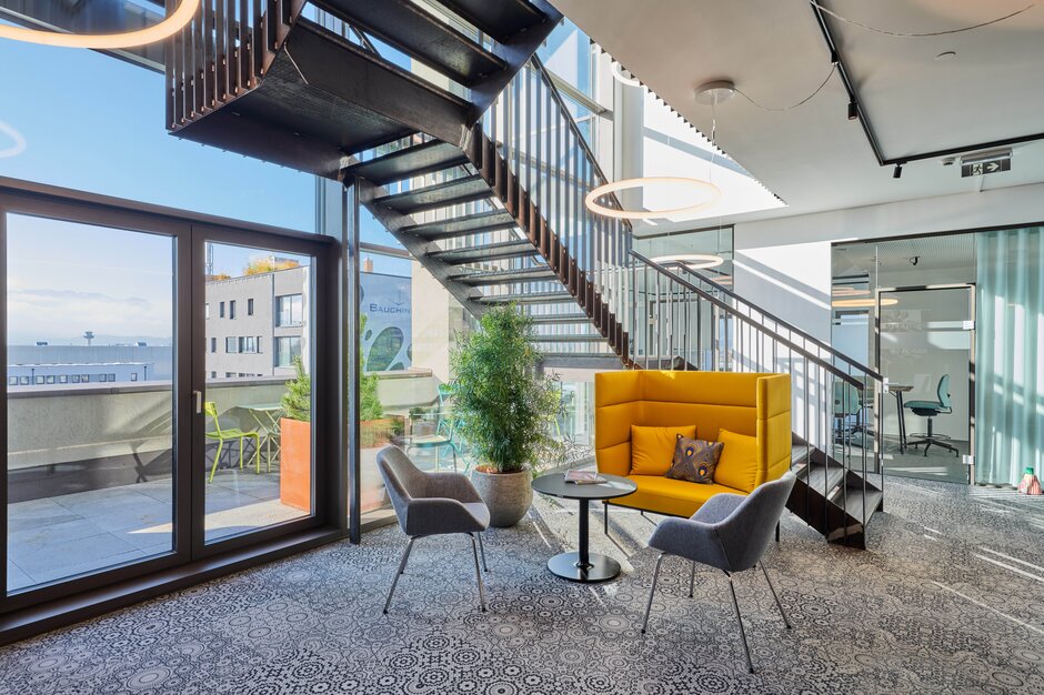 Yellow lounge seating with two gray conference chairs. | © raumpixel.at