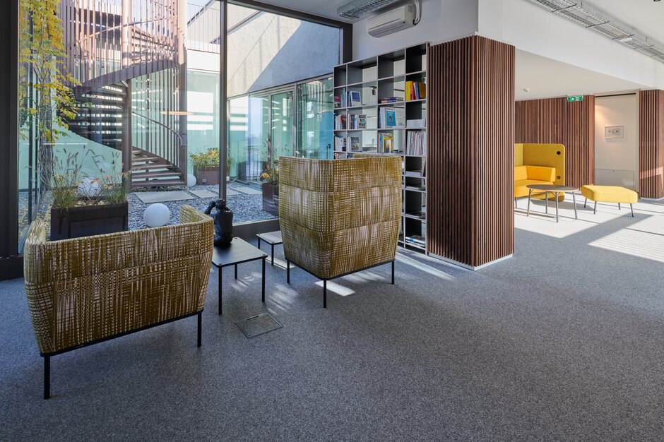 bluebird.space | © raumpixel.at Middle zone with lounge seating. | © raumpixel.at