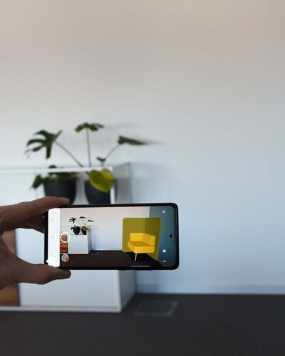 Person verwendet die Augmented-Reality-Funktion auf einem Handy.