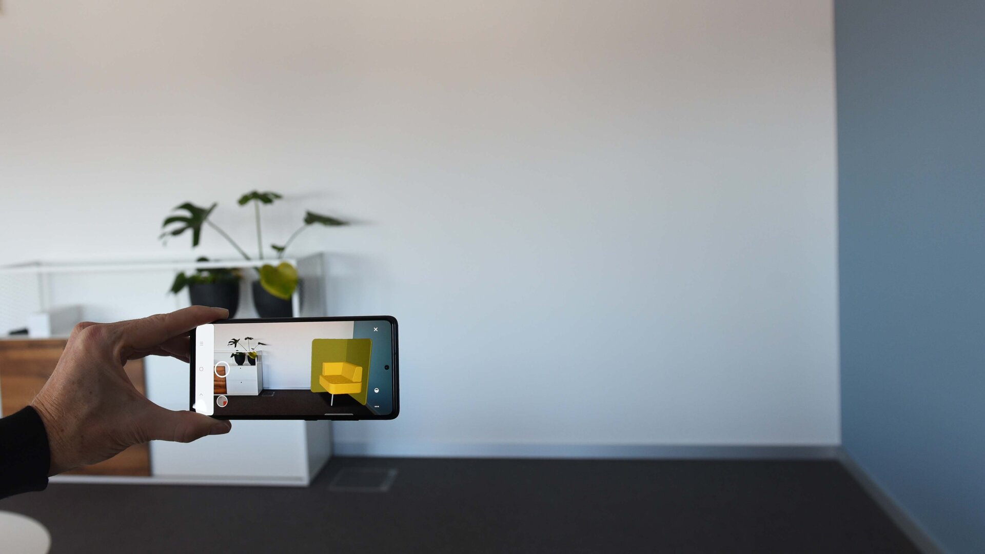 Augmented Reality Person verwendet die Augmented-Reality-Funktion auf einem Handy.